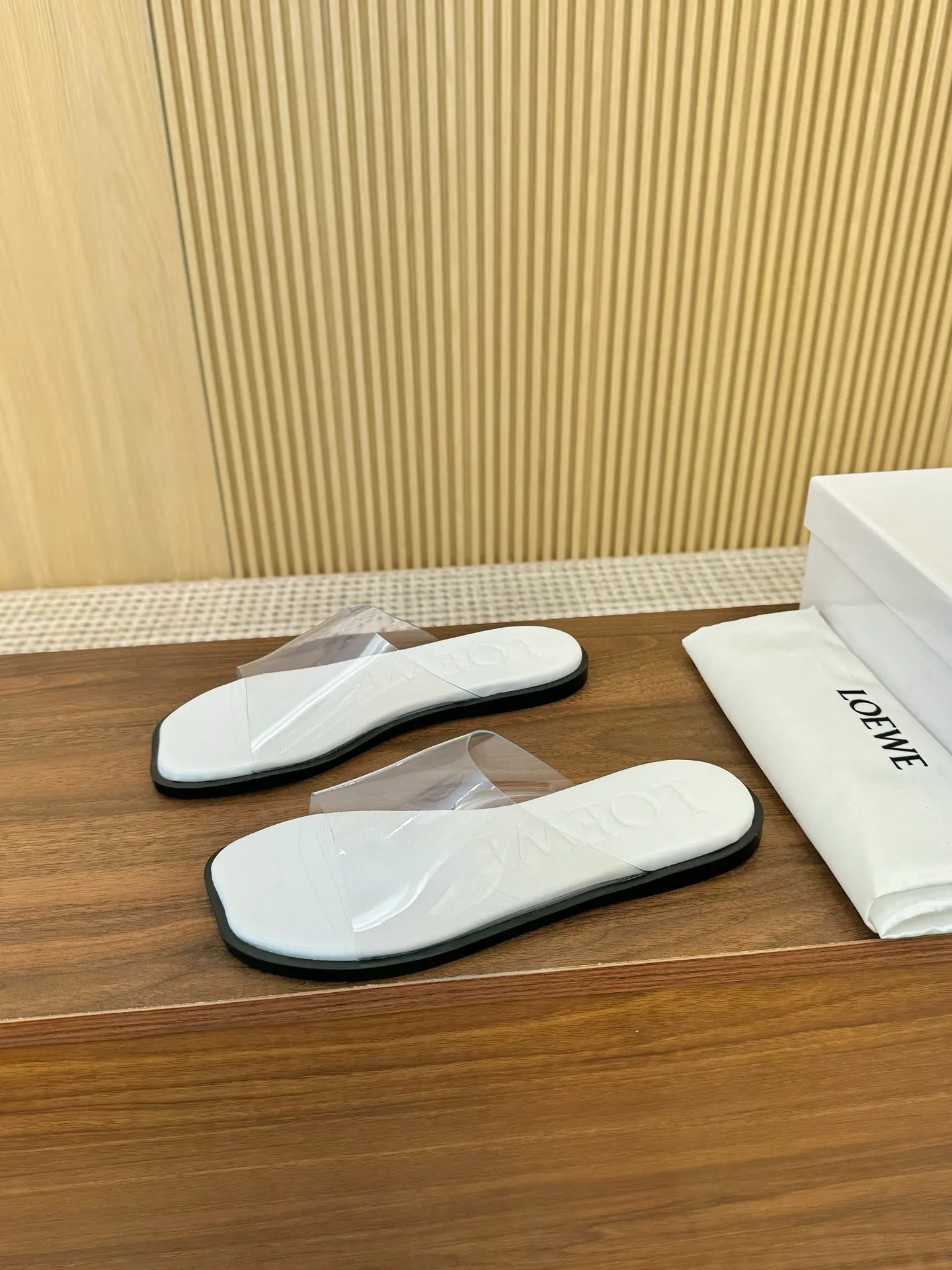 👟👟Ex-factory price 380👟👟 LOEWE 25ss new spring and summer slippers. The simple design of crazy planting feels cleaner and more elegant, which will make you miss it. The color is also very attractive and beautiful, and it is full of aura instantly when you put it on your feet. It is incomparably handsome and stylish. The upper is made of customized PVC film. The lining is tiptoe. Sheepskin. Injection-molded leather outsole imported from Italy. Size: #35-42 (40 41 42 customization is not returnable)